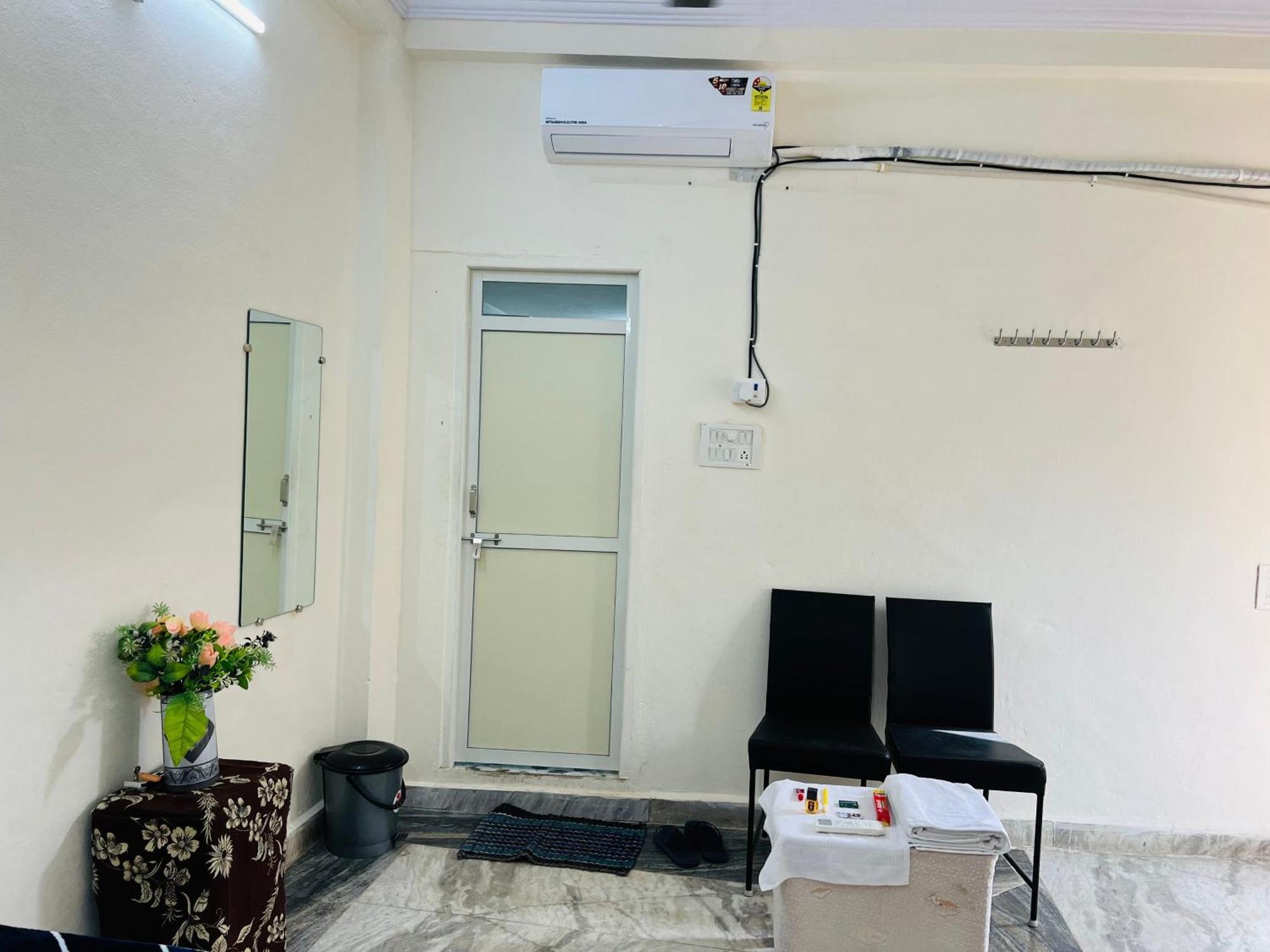 Tiwari G Home Stay อุจเจน ภายนอก รูปภาพ