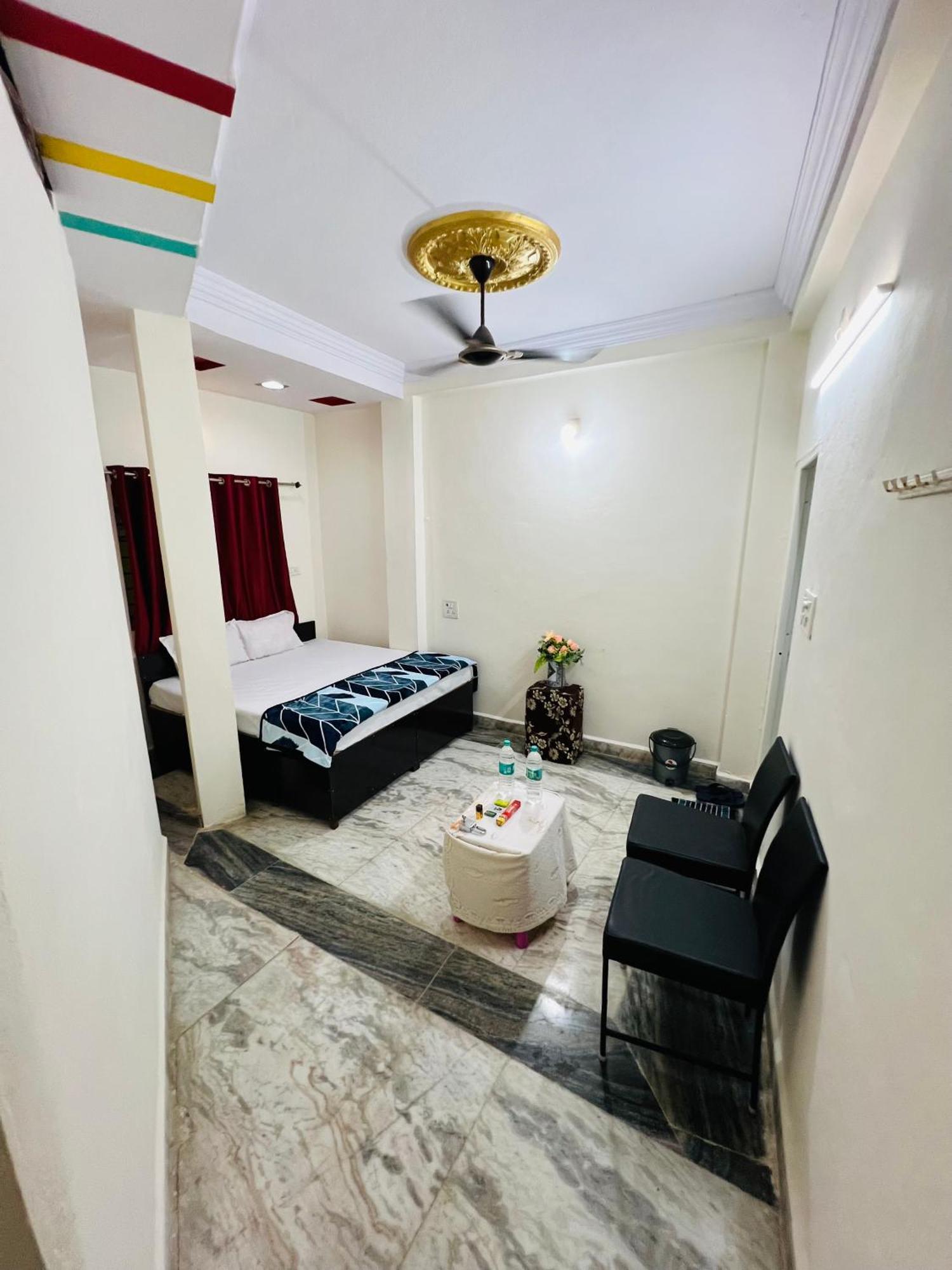 Tiwari G Home Stay อุจเจน ภายนอก รูปภาพ